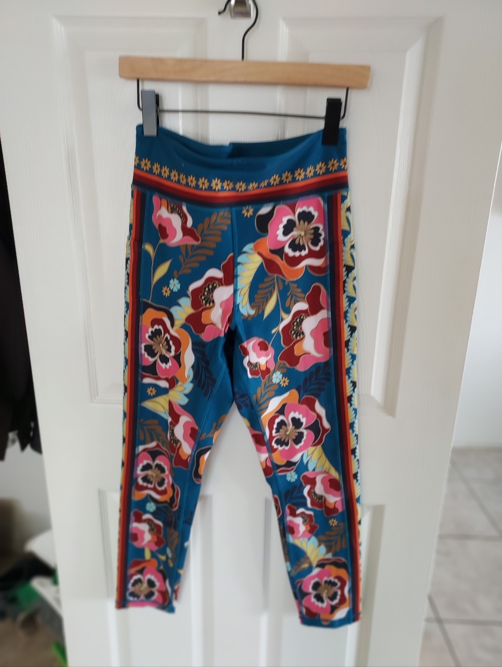 Johnny Was Active Teal Floral Border-Print Leggings
